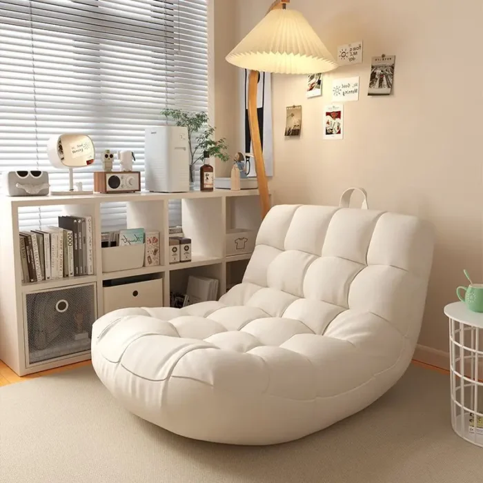 Lazy people can lie down and sleep on tatami beds, small sofas, leisure balconies, single person caterpillar lounge chairs